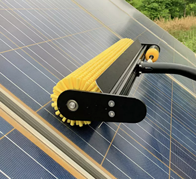Robot de limpieza automática sobre paneles solares de 3B SolarShine.