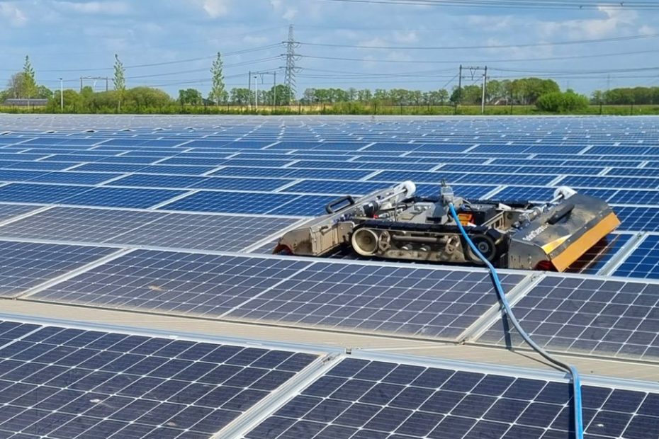 Vista panorámica de una planta solar de 3B SolarShine equipada con robots de limpieza automatizada.