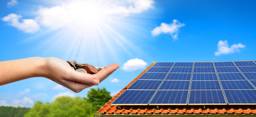 Mano sosteniendo monedas junto a paneles solares bajo el sol, simbolizando el ahorro energético y económico que ofrece SolarShine con su mantenimiento fotovoltaico profesional.